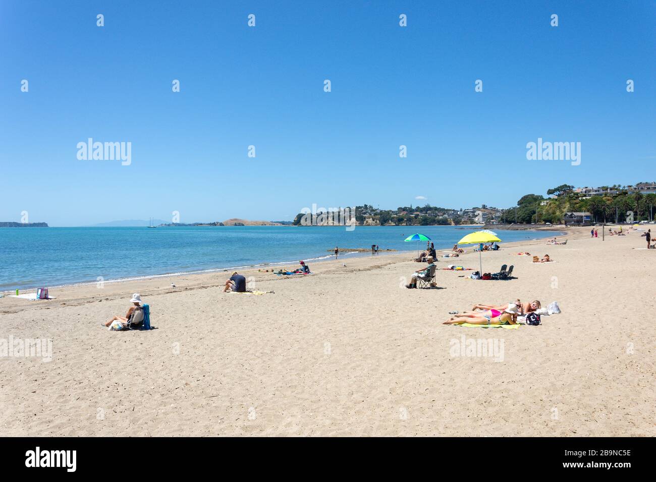 The boardwalk and beach, Kohimarama Beach, Tamaki Drive, Kohimarama, Auckland, New Zealand Stock Photo