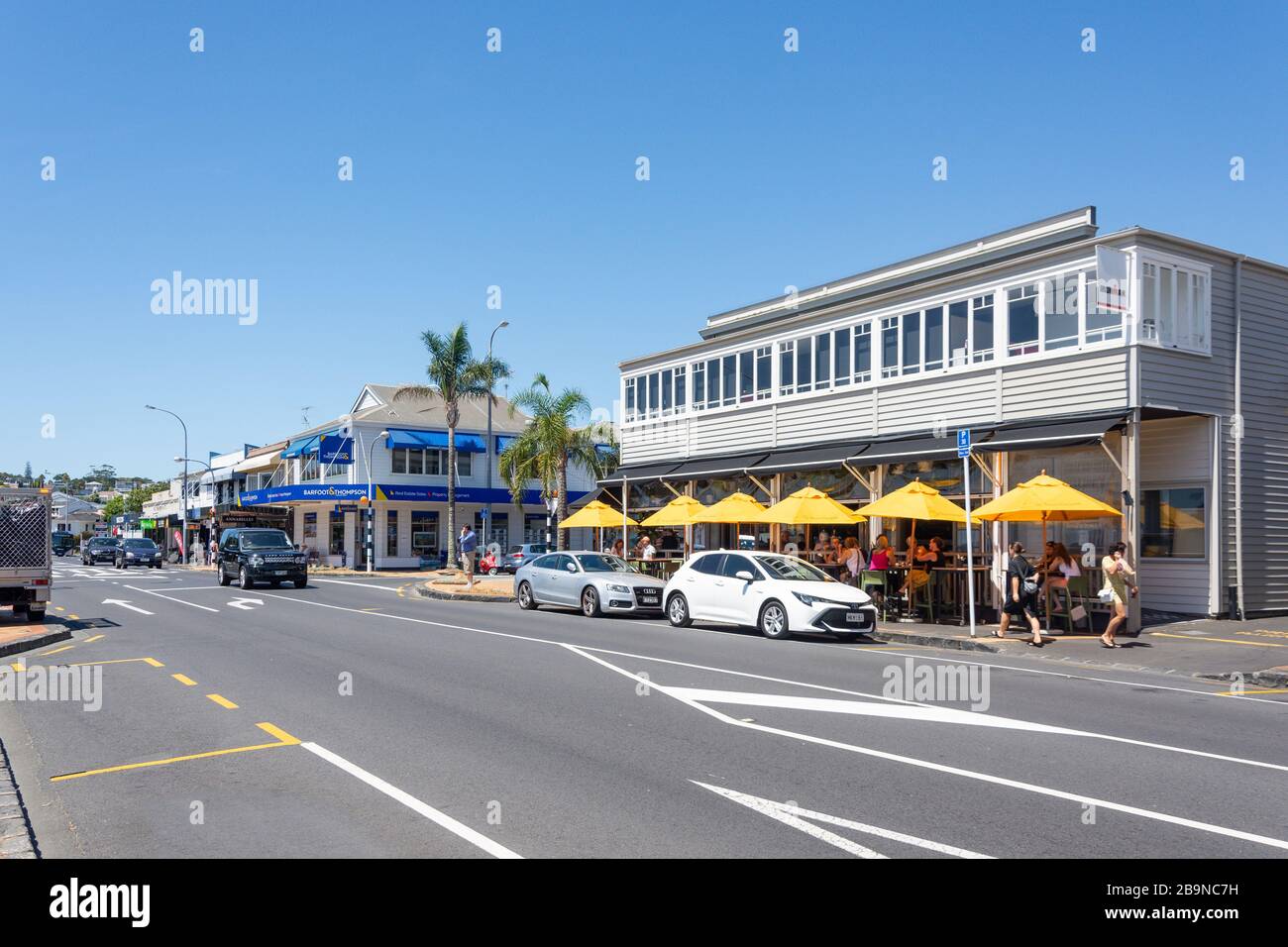 Shops and restaurants, St Heliers Beach, Tamaki Drive, St Heliers, Auckland, New Zealand Stock Photo