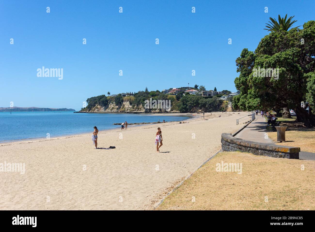 The boardwalk and beach, St Heliers Beach, Tamaki Drive, St Heliers, Auckland, New Zealand Stock Photo