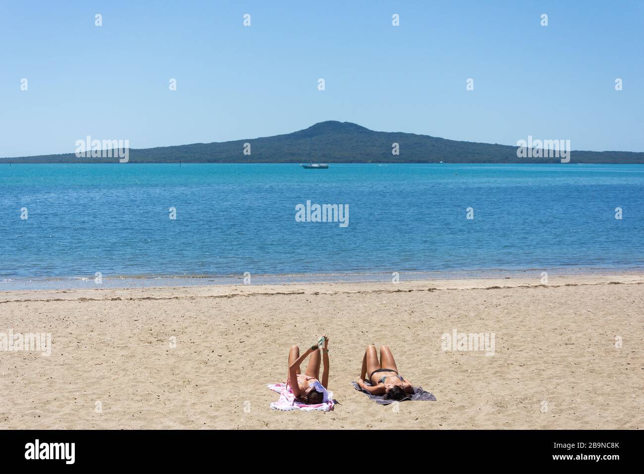 Mission Bay Beach showing Rangitoto Island, Mission Bay, Auckland, New Zealand Stock Photo