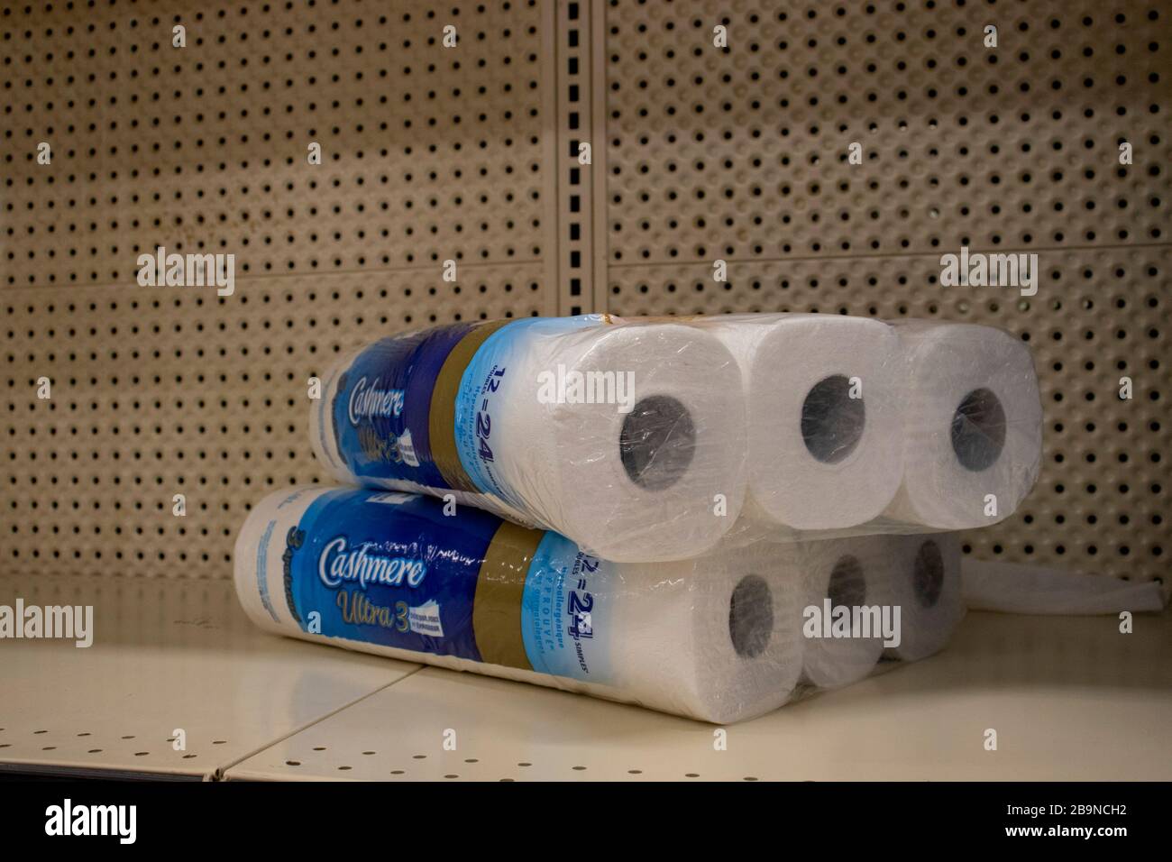 Toilet tissue paper hi-res stock photography and images - Alamy