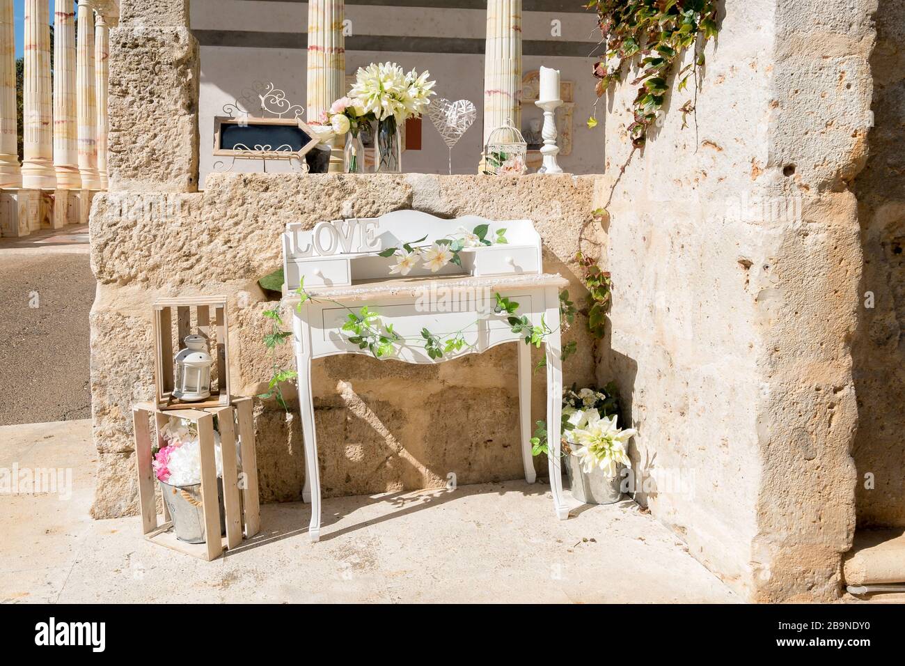 Vintage furniture garden hi-res stock photography and images - Alamy