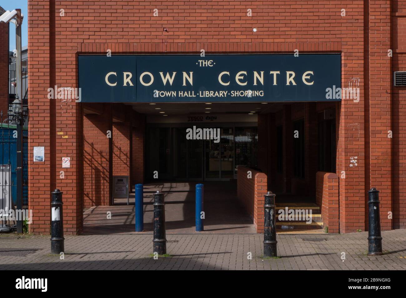Entrance to the Crown Centre, quiete during the coronavirus pandemic, March 2020. Stourbridge, West Midlands Stock Photo