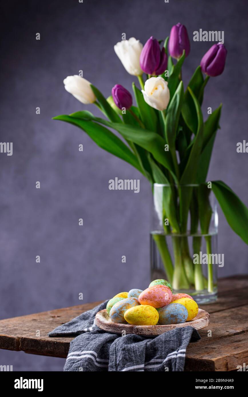 Easter background with tulips and eggs Stock Photo - Alamy