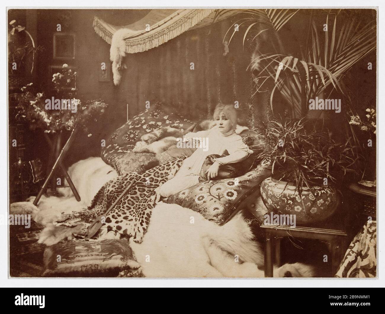 SARAH BERNHARDT TO HER Sarah Bernhardt (1844-1923), actrice française, chez elle. Photographie de Nadar (1820-1910). Musée des Beaux-Arts de la Ville de Paris, Petit Palais. Stock Photo