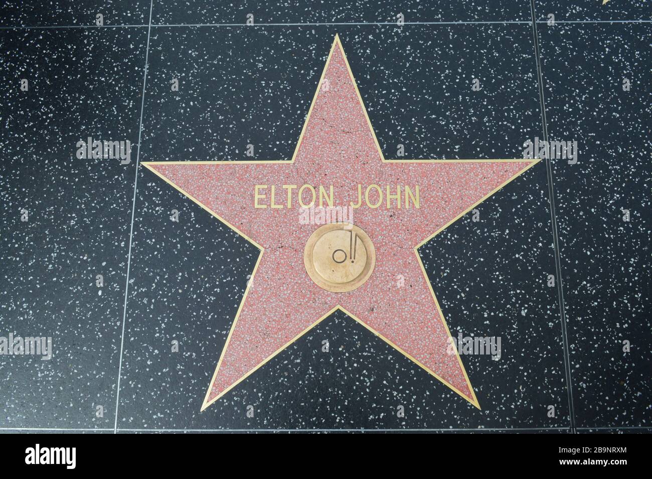 L'Hollywood Walk of Fame comprende più di 2,600 stelle di terrazzo a cinque  punte e ottone incorporate nei marciapiedi di Hollywood Boulevard Foto  stock - Alamy
