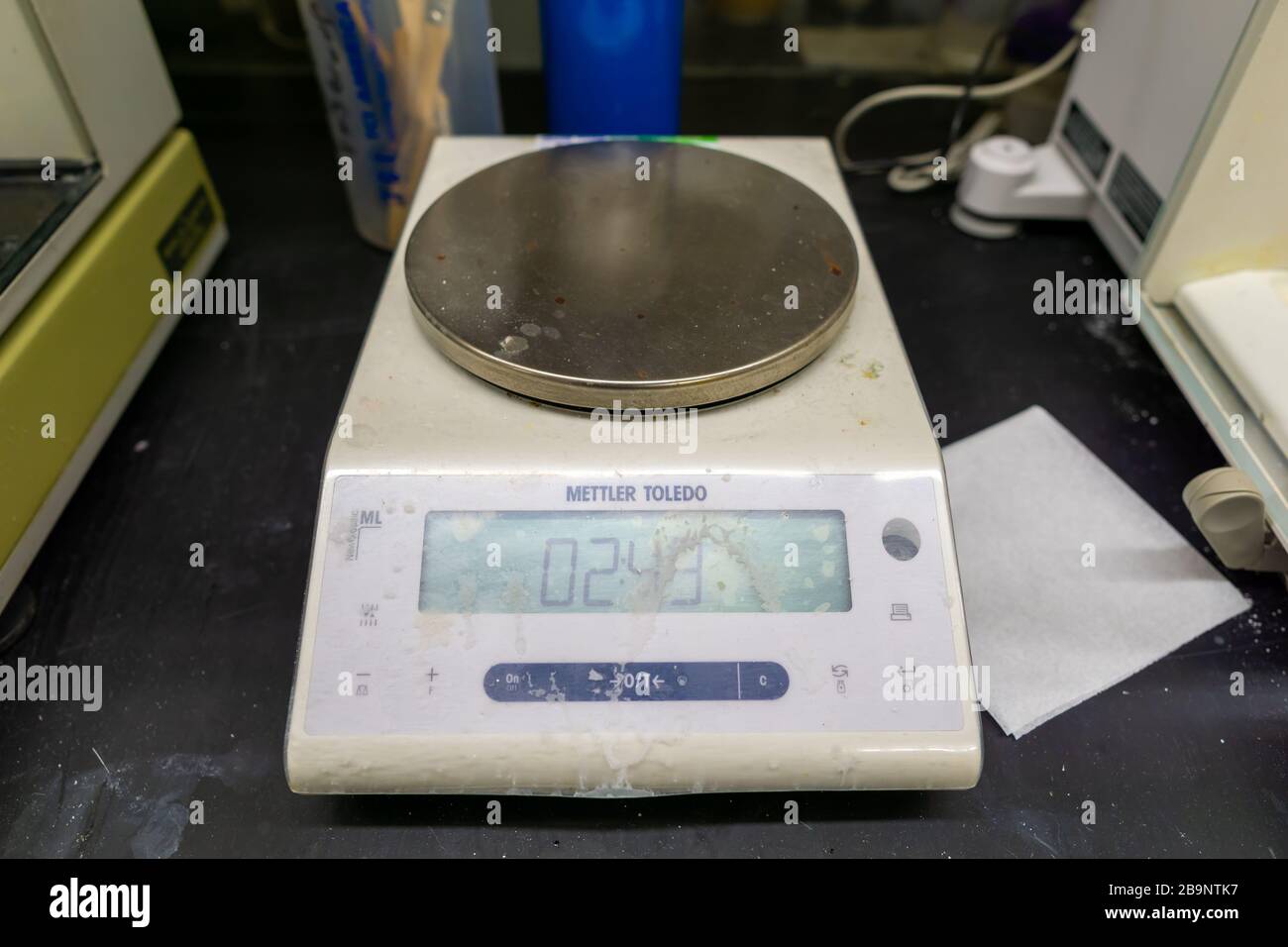Analytical Balance Digital Lab Scale With Chemical Flask On The Desk 3d  Rendering Stock Photo - Download Image Now - iStock