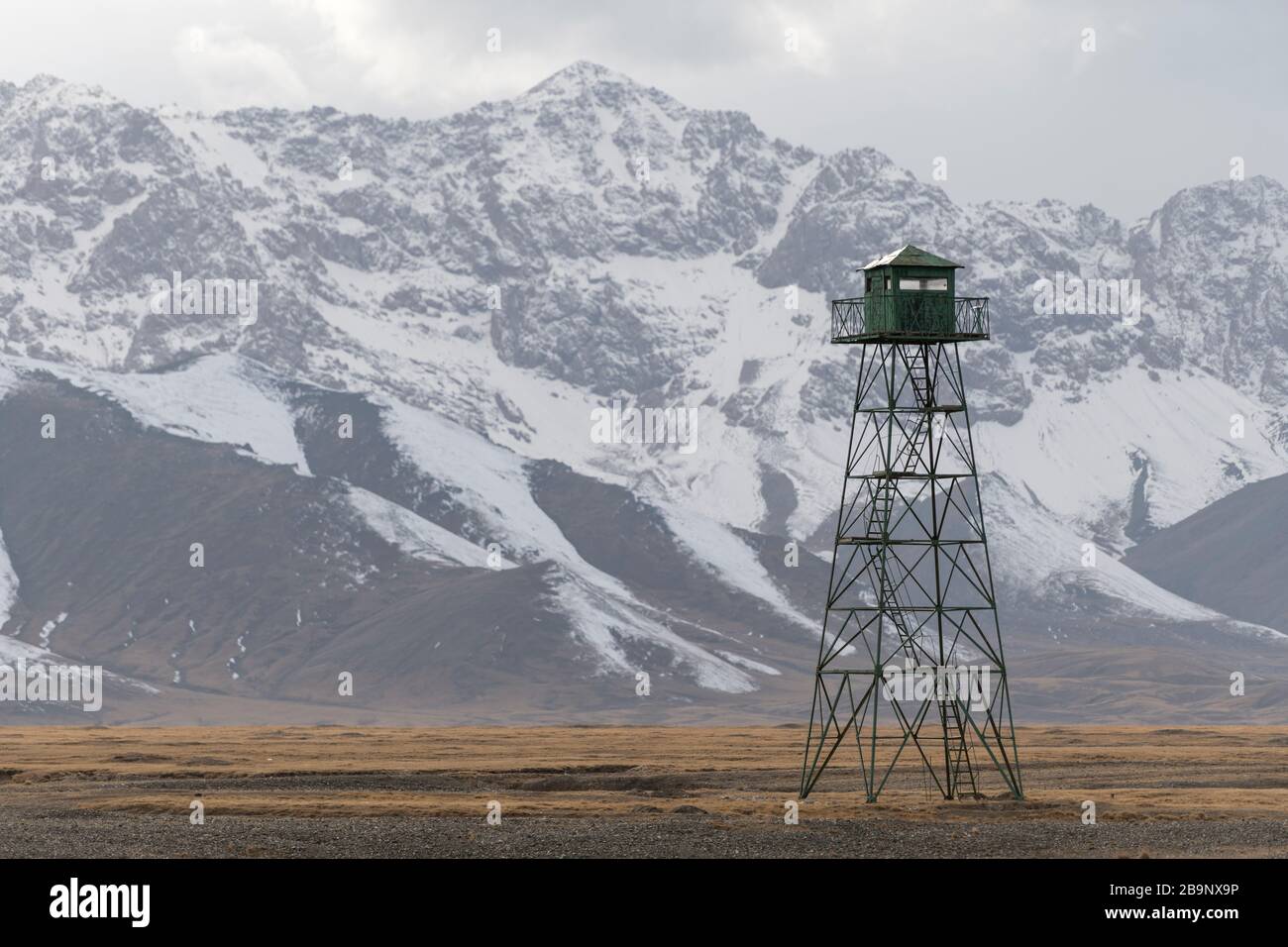 guards tower near the Chinese-Kyrgyz border of Torugart, with mountain landscape showing the typical Tian Shan mountains around Chatyr Kol lake in Kyr Stock Photo