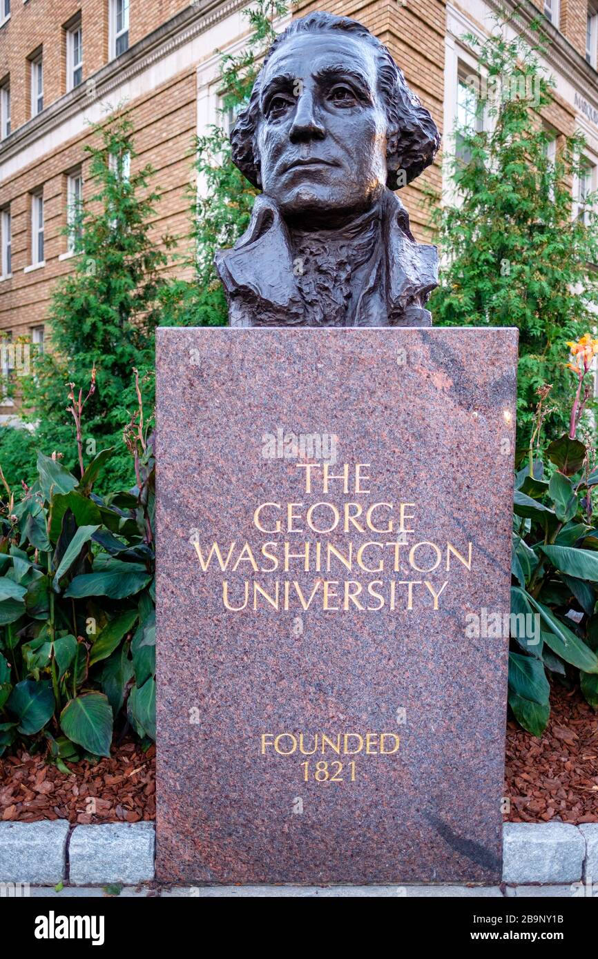Bronze statue of president Washington, at the Washington