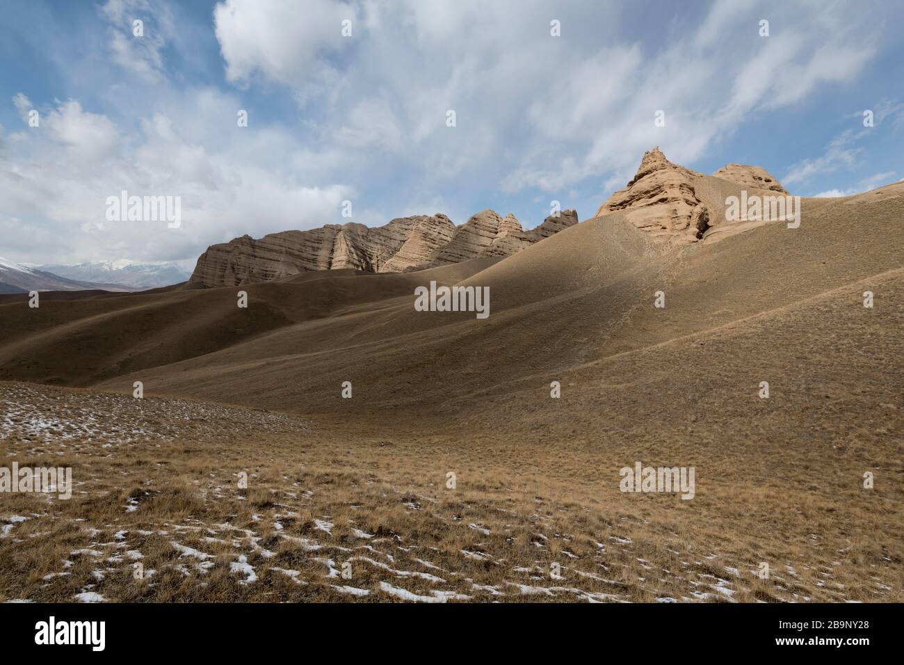 Landscape panorama of cahedral type rock mountain wall along the Kulak-Ashu pass connecting Baetov and Orto-Sirt with Tash-Rabat in Kyrgyzstan Stock Photo