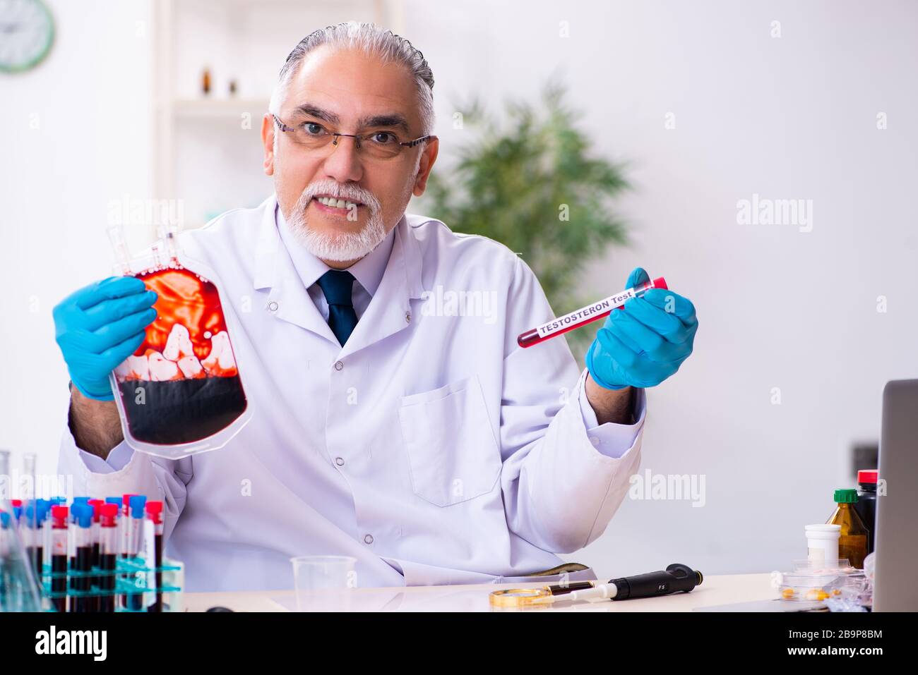 Old chemist working in the lab Stock Photo