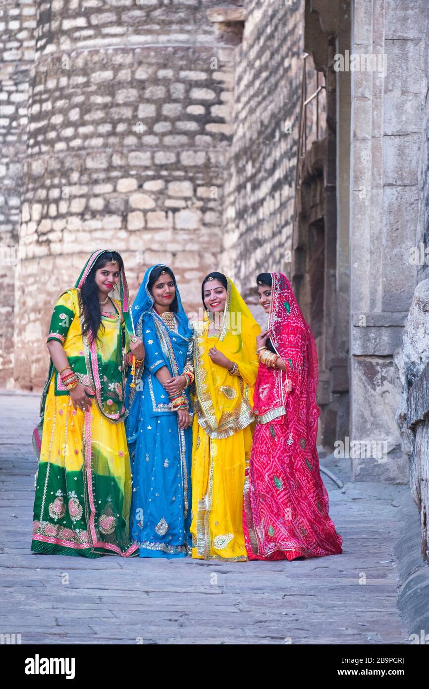Girls with saris hi res stock photography and images Alamy