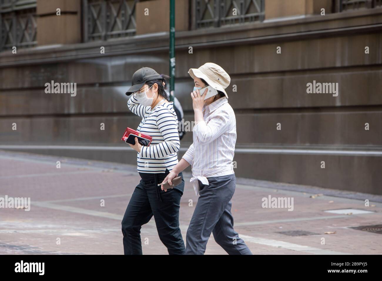 Two senior women wearing facemasks hi-res stock photography and images ...