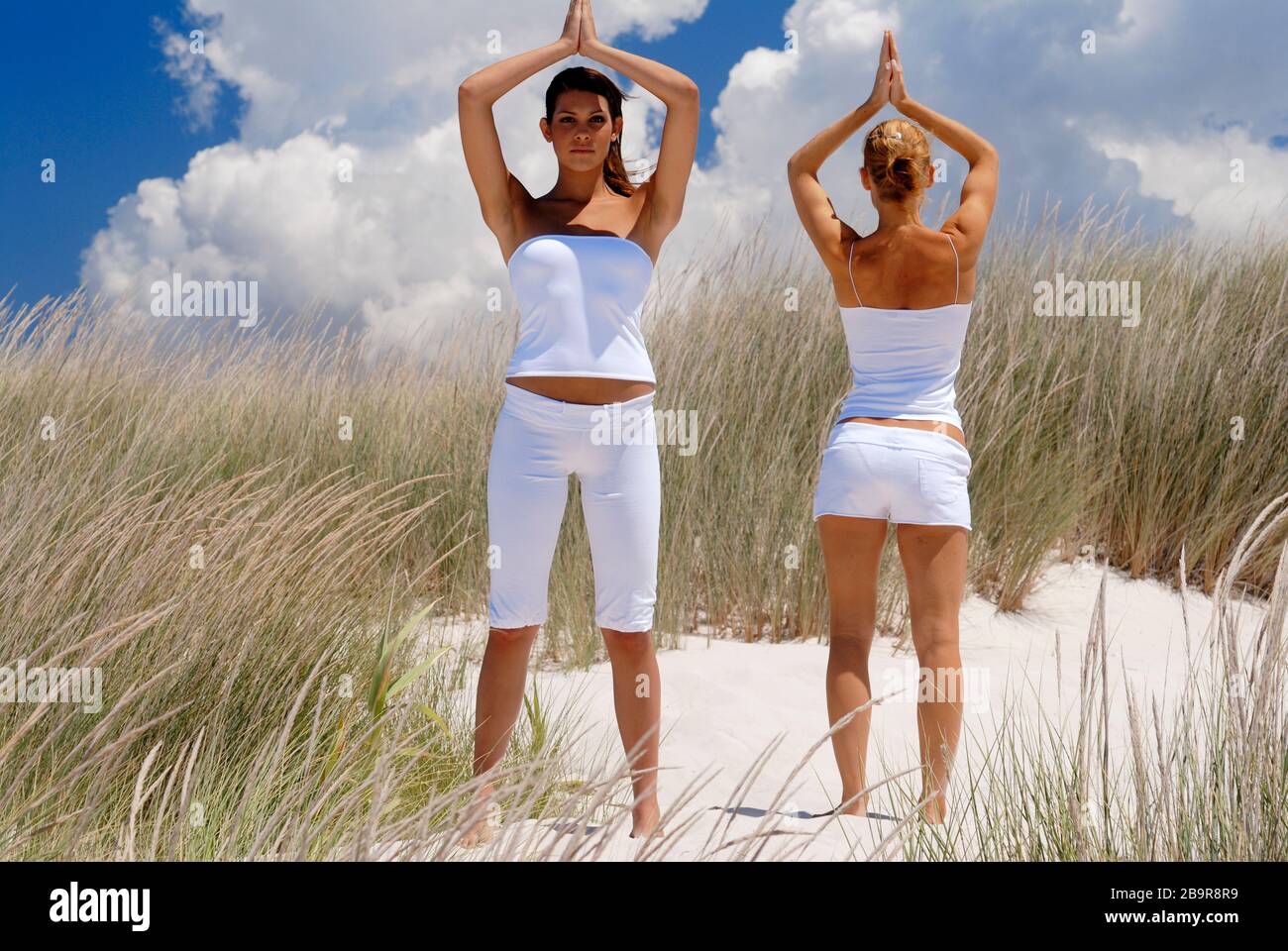Two women only beach back view hi-res stock photography and images - Alamy