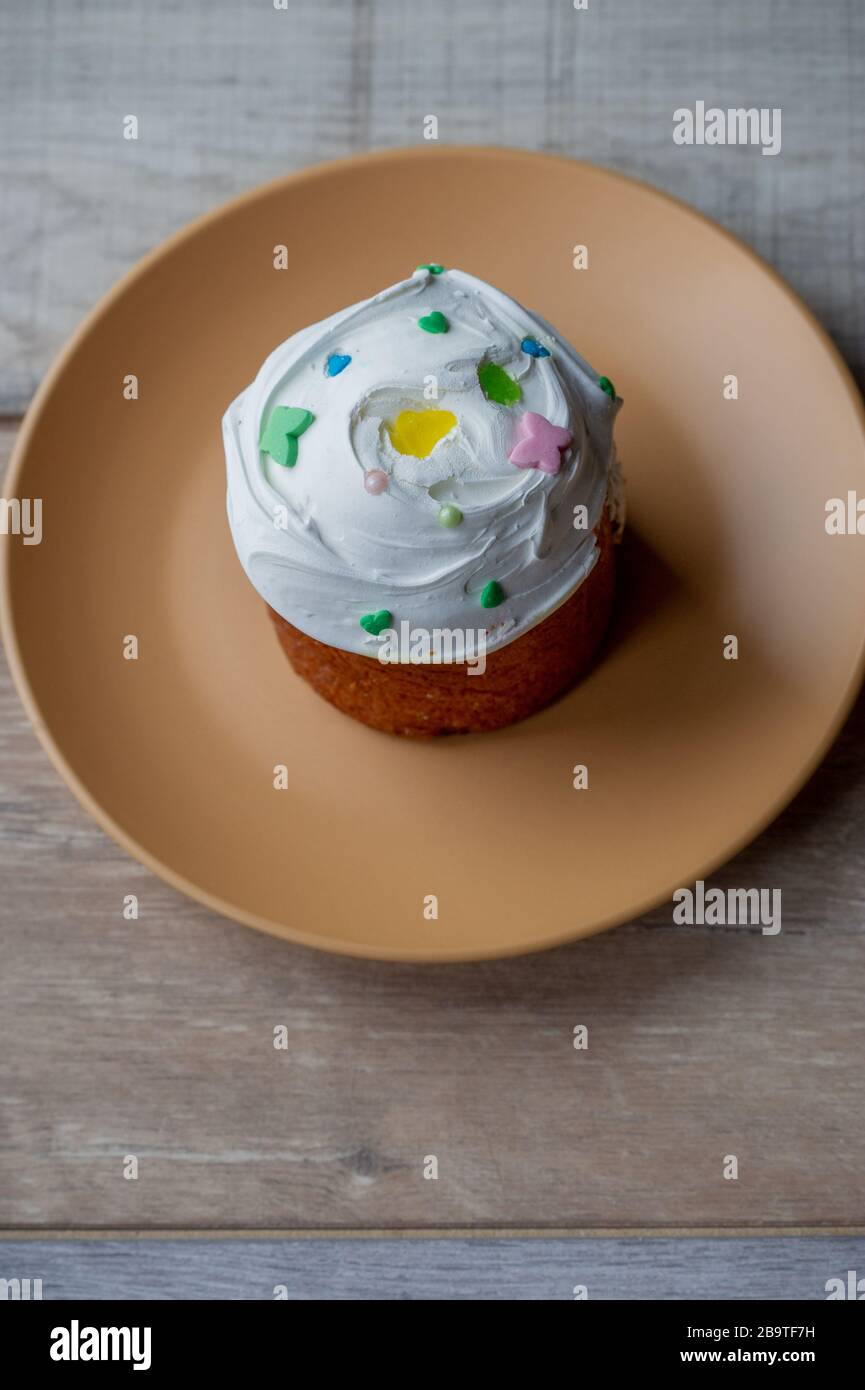 cupcake on a plate. Easter, cupcake, holiday. Plate with easter cupcake. Easter is coming. Happy easter concept. Stock Photo