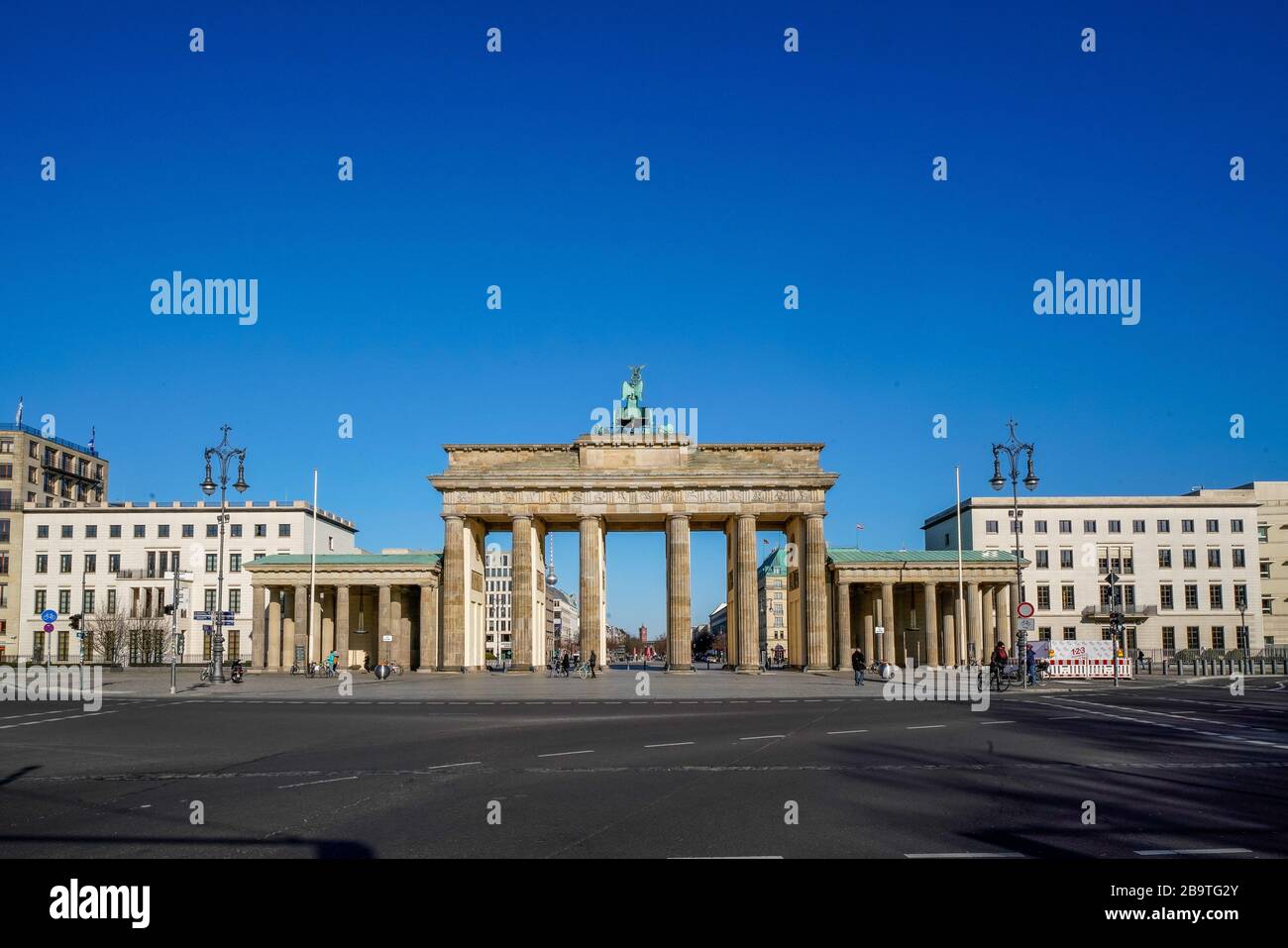 23.03.2020, the Brandenburg goal in Berlin on a late spring juice day in the low sun. Due to the corona crisis, only a few people are on the streets and squares in Berlin. | usage worldwide Stock Photo