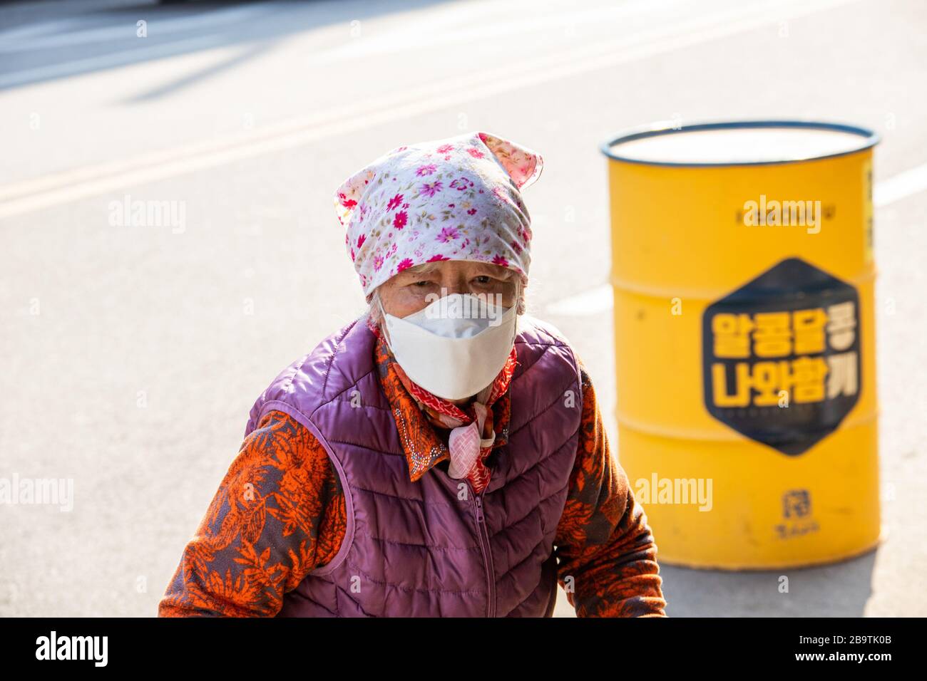 Elderly woman wearing a mask hi-res stock photography and images - Alamy
