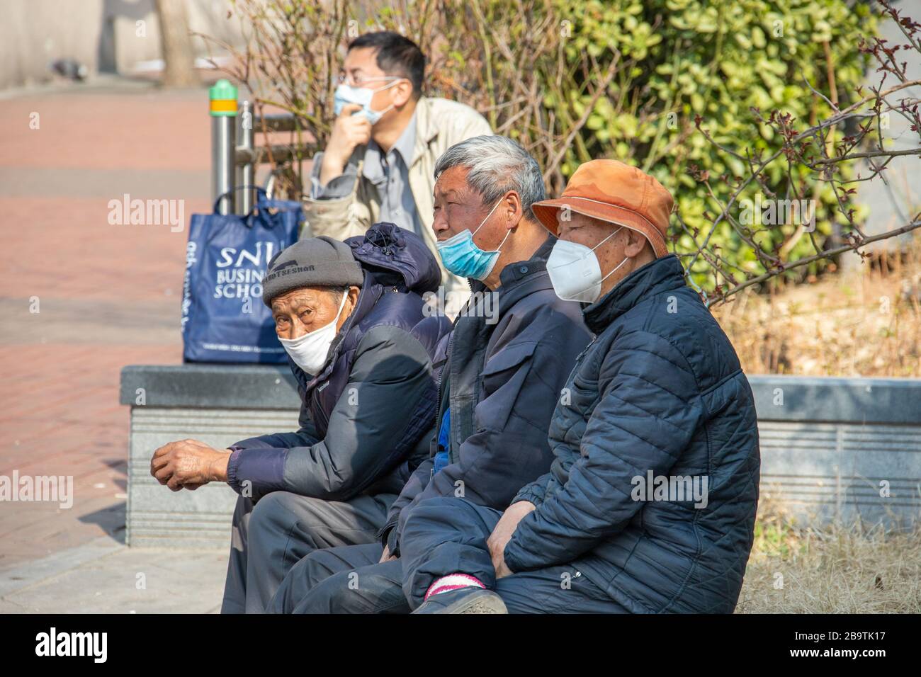 People wearing masks outdoors hi-res stock photography and images - Alamy