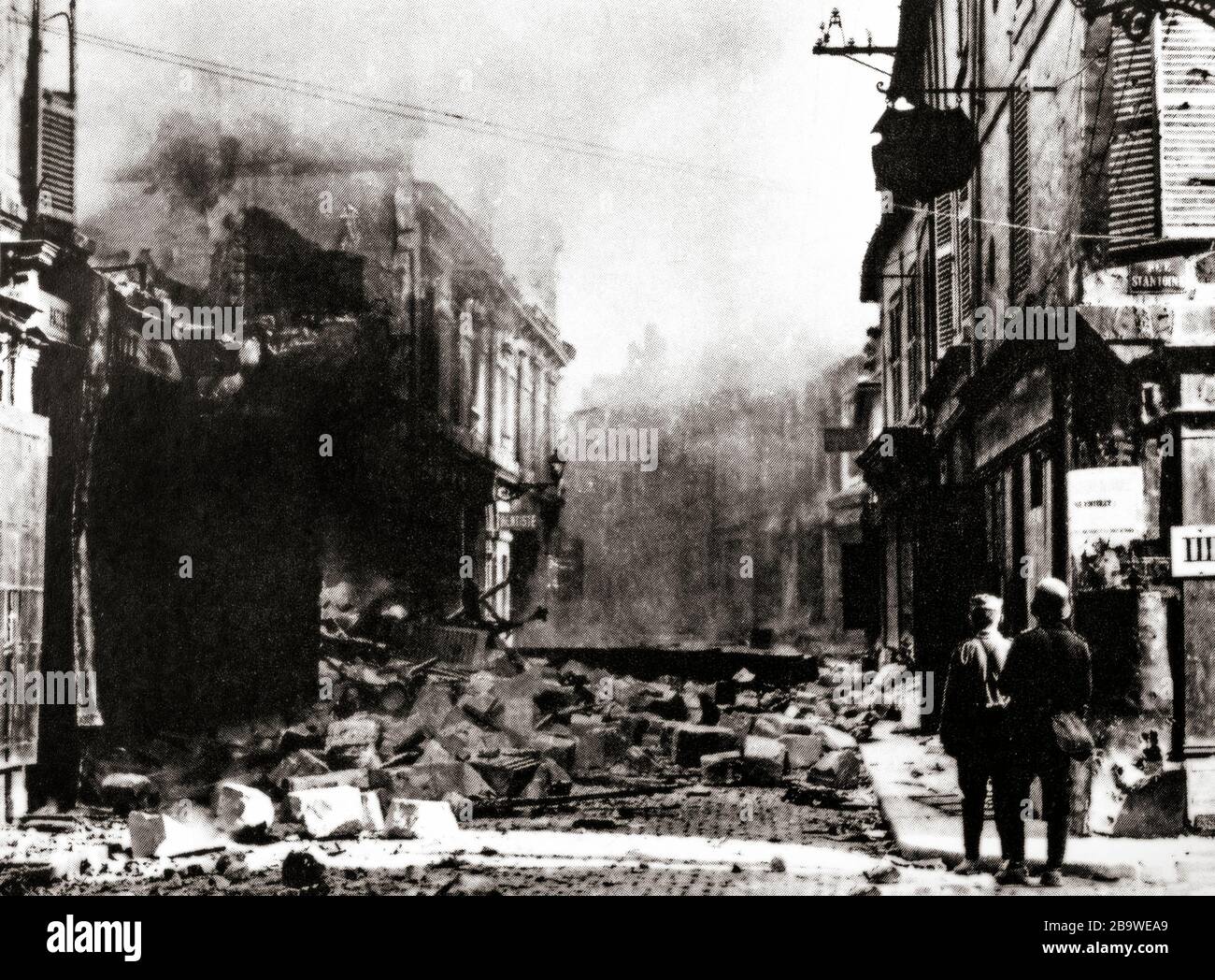 German soldiers stand amidst burning buildings in Soissons, Aisne, in the region of Hauts-de-France. Just behind the Franco-British lines the town was heavily bombarded before being captured by the Germans in May 1918. Stock Photo