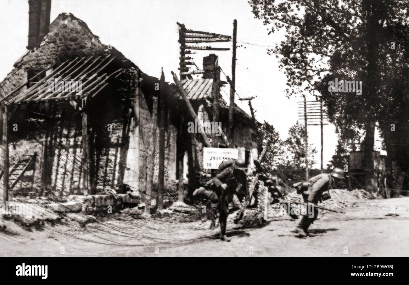 German soldiers working their way through the village of Pont Arcy at the end of May 1918, during the Imperial German Army's attempt to strike for Paris in the Third Battle of the Aisne as they swept over Buzancy. Stock Photo