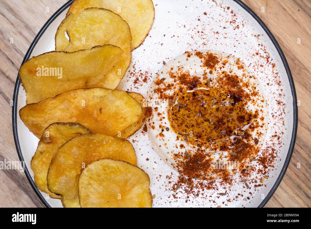 Taramasalata with baharat Middle Eastern spice mix and crisps Stock Photo