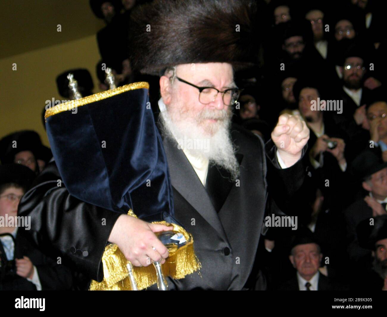 English: David Twersky (Skverer Rebbe), a scion of the Chernobyl dynasty,  dancing with Torah (2005) I took the photo. There are no rights reserved.;  31 October 2005 (original upload date); Own work;