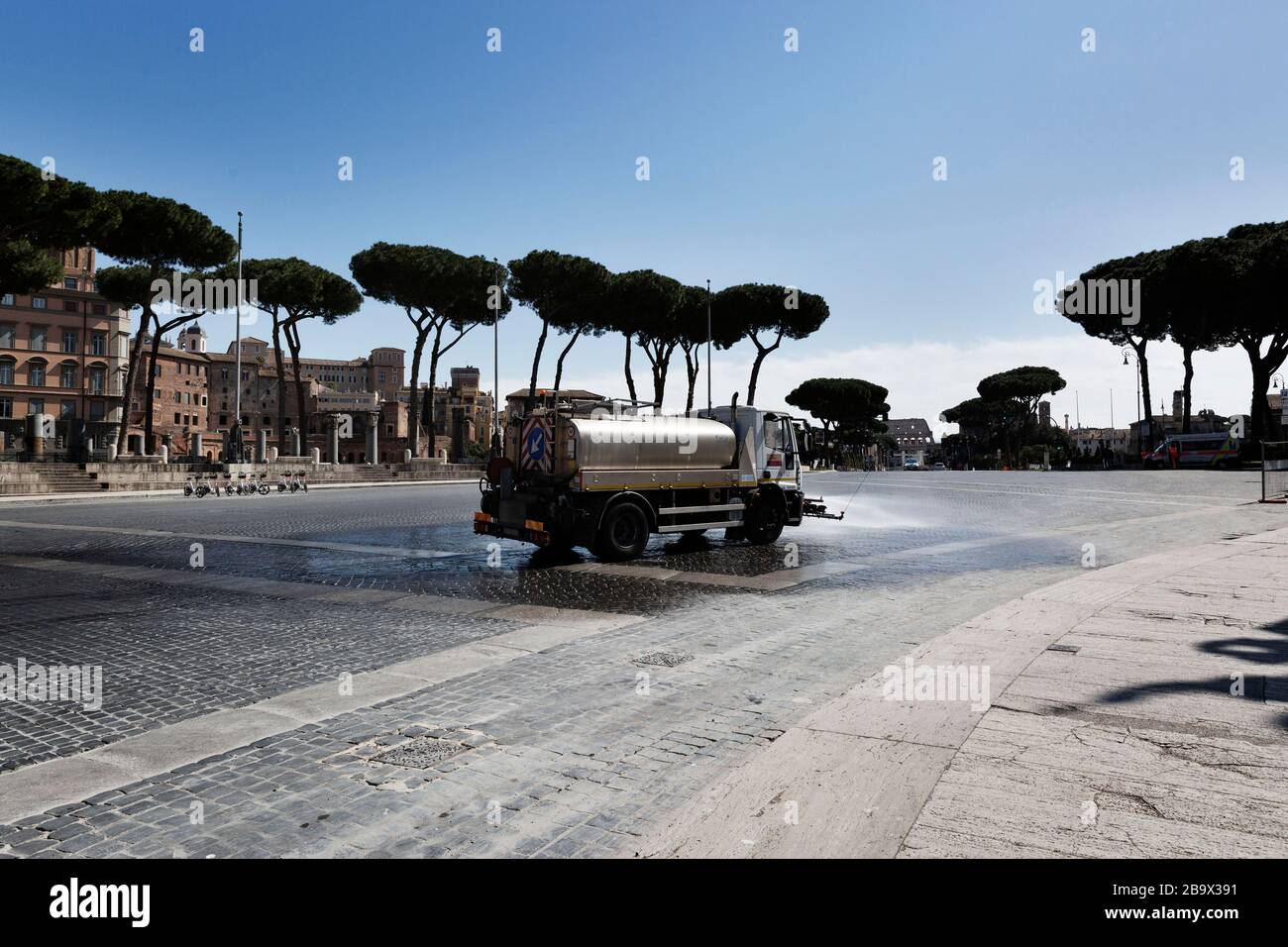 Roma, Roma, Italy. 25th Mar, 2020. Coran Virus, COD-19, emergency in the streets of Roma.The Italian Government has adopted the measure of a national lockout by closing all activities, except for essential services in an attempt to fight Coronavirus (COVID-19) .All the city, as all the whole country, is under quarantine and the movement are restricted to the necessary. The streets of the city are empty and controled by the amry. Credit: Matteo Trevisan/ZUMA Wire/Alamy Live News Stock Photo