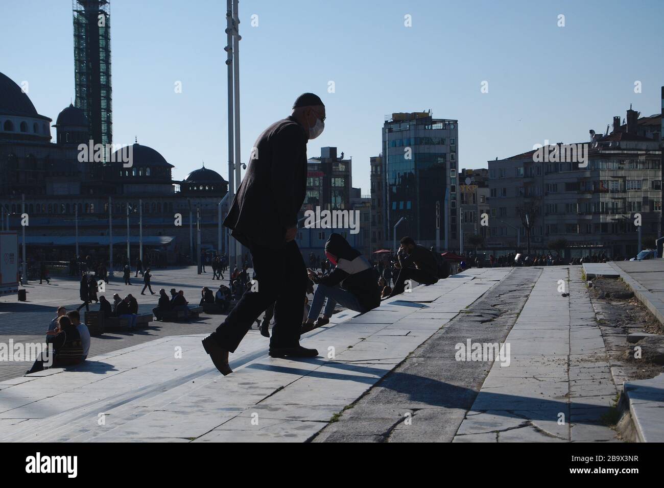 Man wearing face mask in city square hi-res stock photography and ...