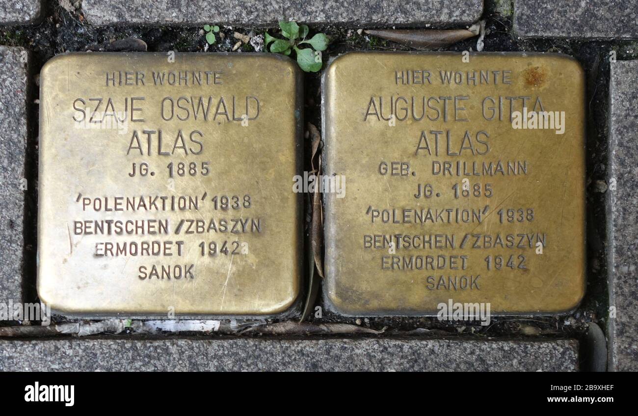 Deutsch: Stolpersteine Szaje Oswald Atlas und Auguste Gitta Atlas,  Düsseldorf, Wallstraße 31, Germany.; Taken on 4 October 2017; Own work;  Kürschner (talk) 17:04, 4 October 2017 (UTC Stock Photo - Alamy