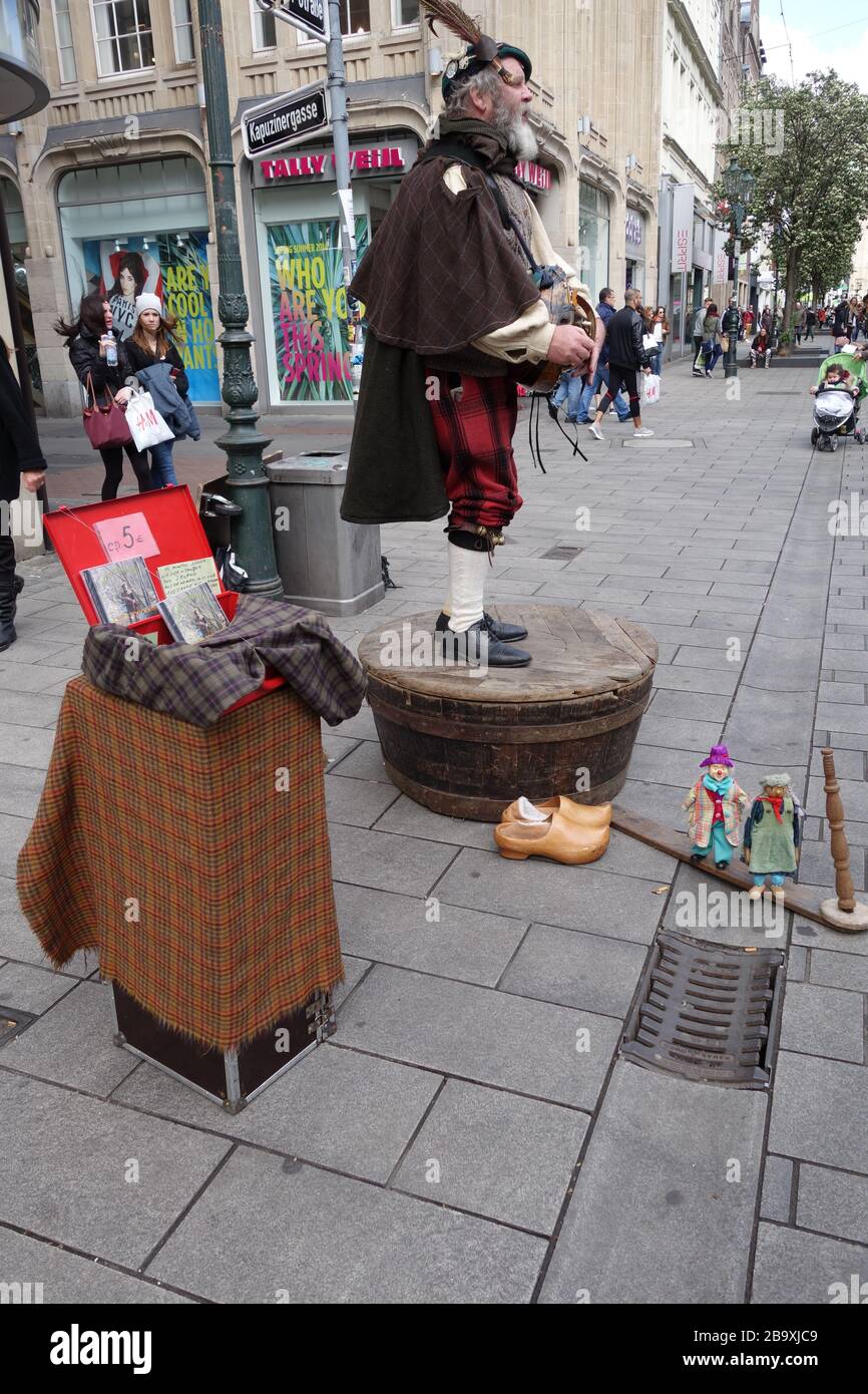 'Deutsch: Ein für die Düsseldorfer Altstadt neuer Straßenmusikant. Die Spenden flossen reichlich.; 14 April 2014; Own work; Kürschner (talk) 16:00, 14 April 2014 (UTC); ' Stock Photo