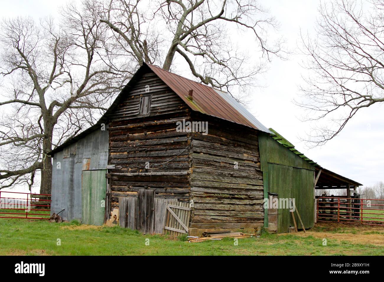 an old moss covered abandoned farm country barn Stock Photo - Alamy