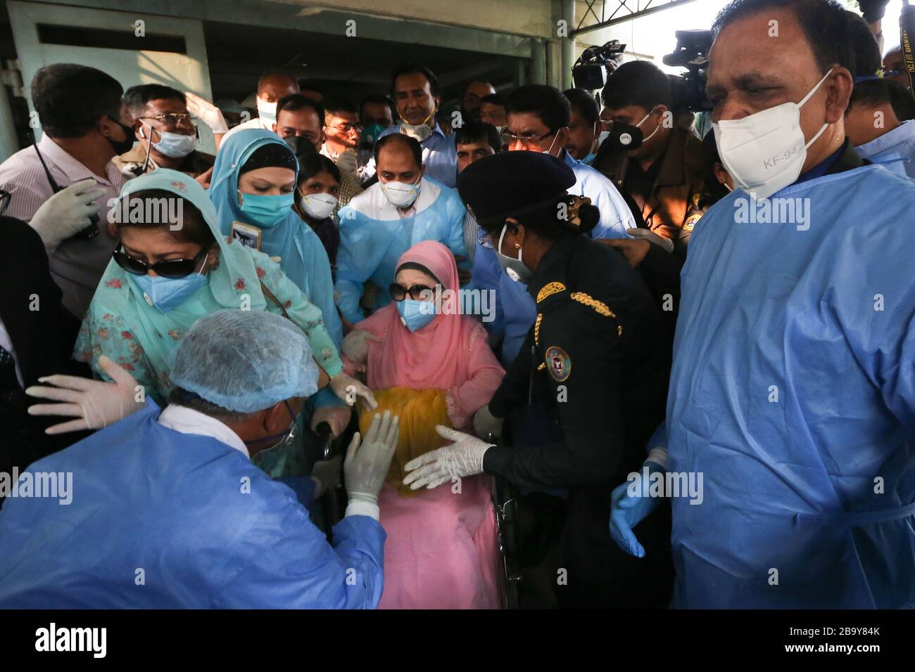 (200325) -- DHAKA, March 25, 2020 (Xinhua) -- Bangladeshi ex-Prime Minister Khaleda Zia in pink clothes leaves the Bangabandhu Sheikh Mujib Medical University (BSMMU) in Dhaka, Bangladesh, March 25, 2020. Khaleda Zia has been released from jail for six months on humanitarian grounds in light of the COVID-19 outbreak in the country. Zia, also chairperson of Bangladesh Nationalist Party (BNP), at around 4:15 p.m. local time on Wednesday, came out of Bangabandhu Sheikh Mujib Medical University (BSMMU) in capital Dhaka, where she was being treated. In April 2018, Zia was shifted to the BSMM Stock Photo