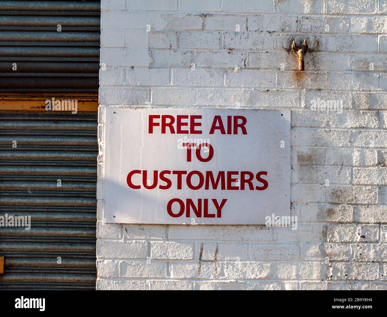 Free air to customers only sign on garage wall UK Stock Photo