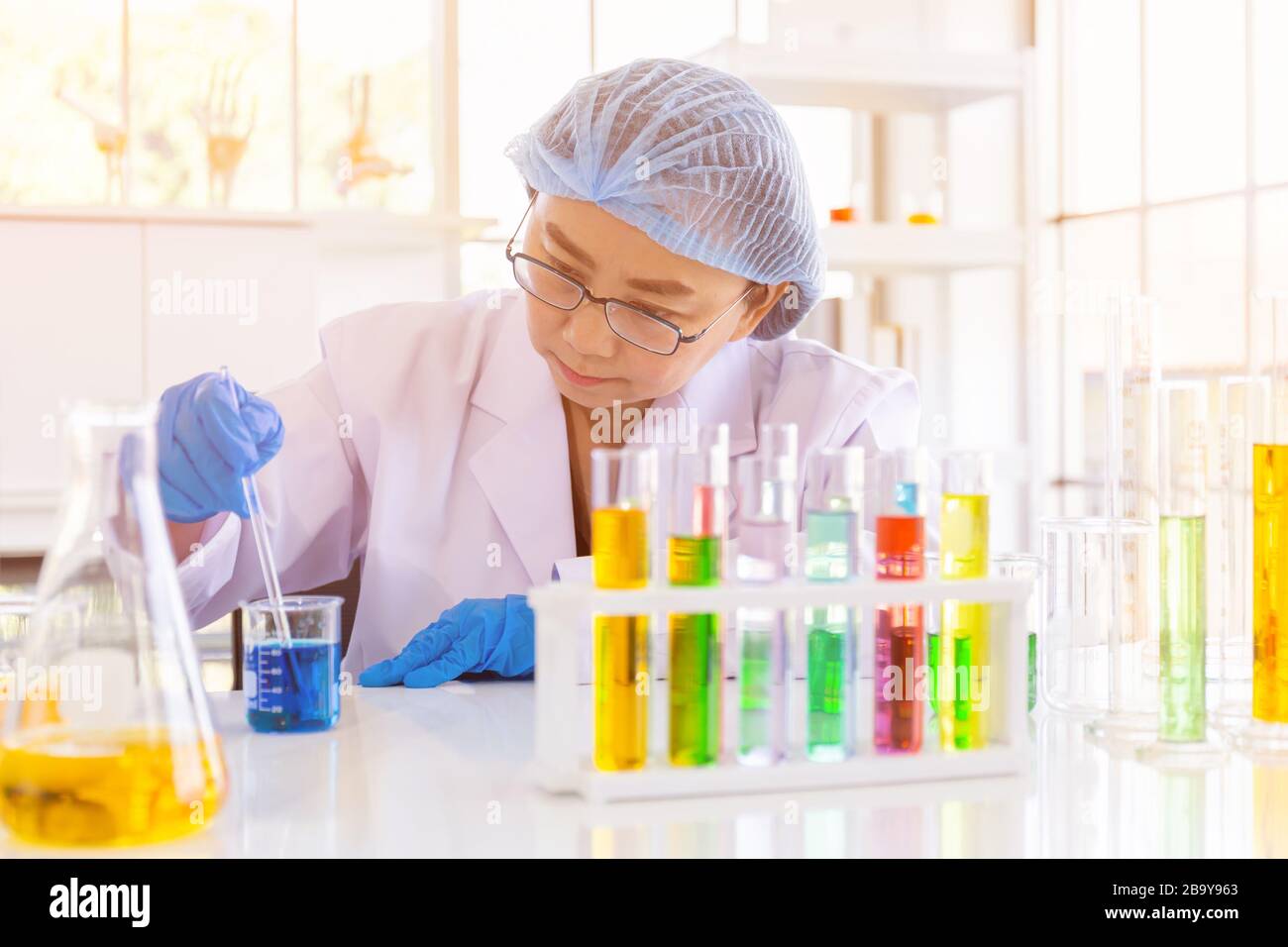 Female asian scientist hi-res stock photography and images - Alamy