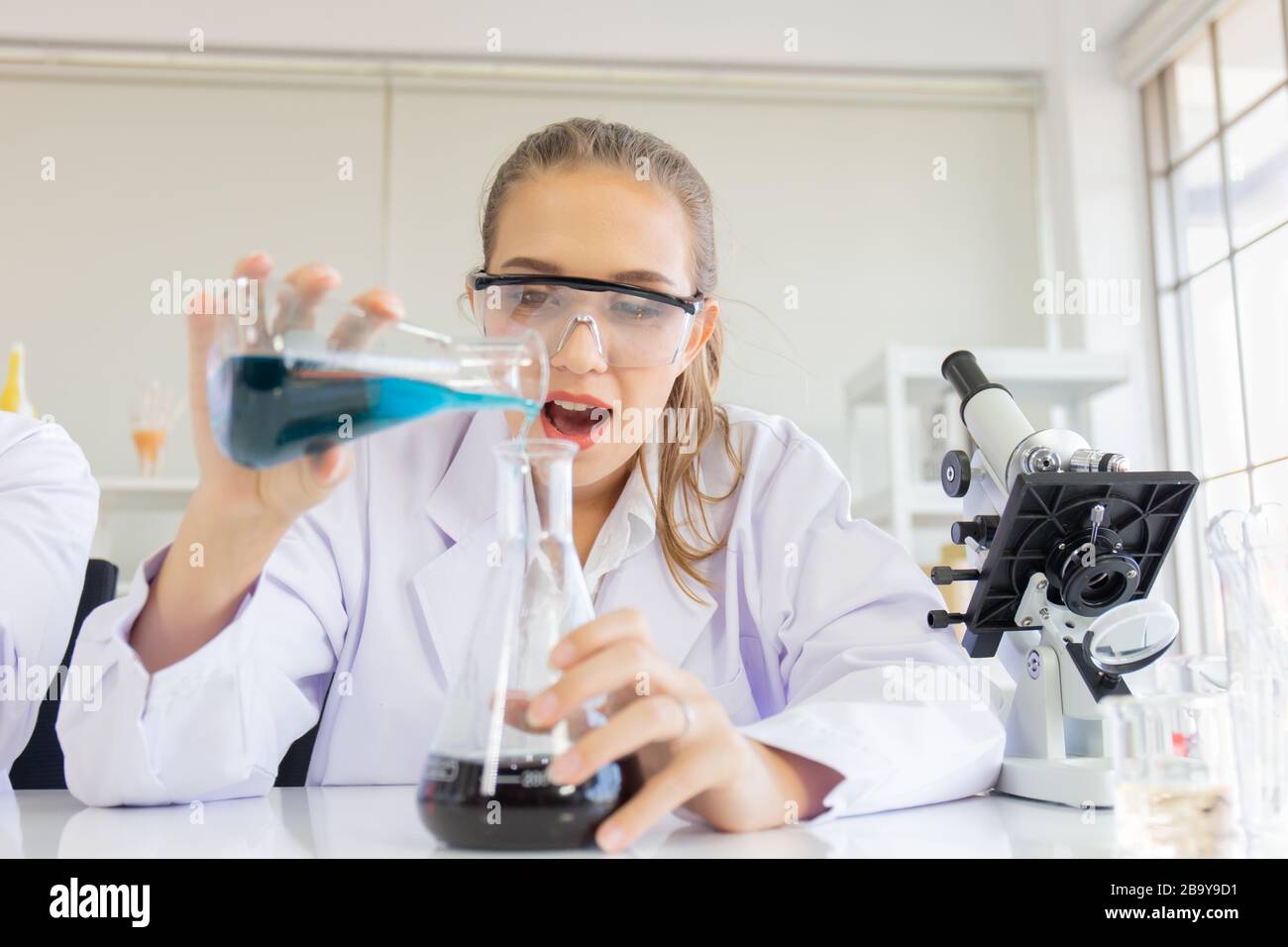 Female lab coat equipment hi-res stock photography and images - Alamy