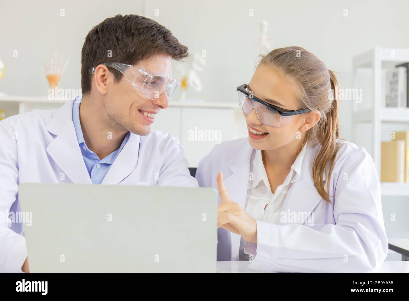 The concept of health care researchers, researchers working in biological science laboratories, young research scientists and male supervisors Stock Photo