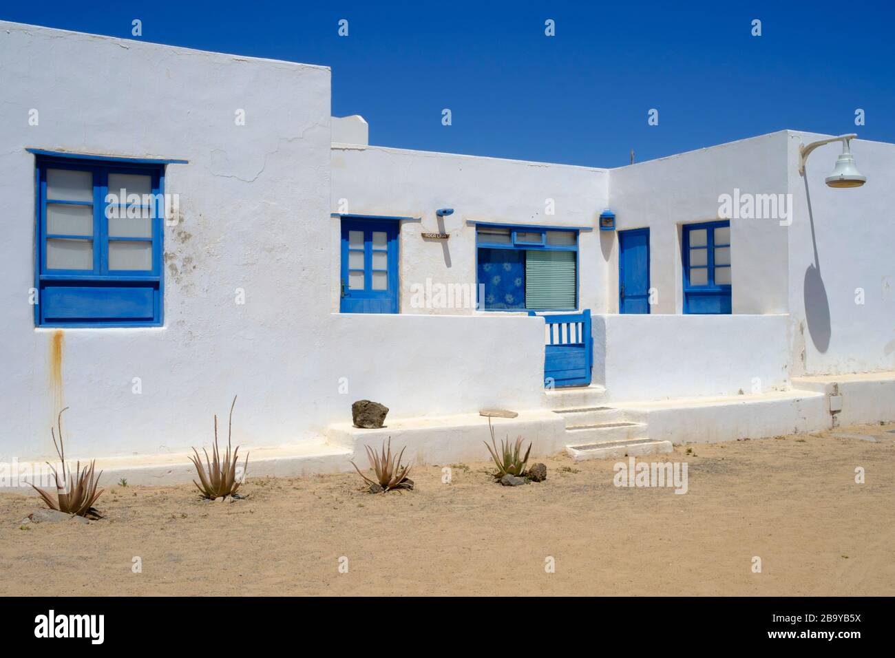 Typical white house hi-res stock photography and images - Alamy