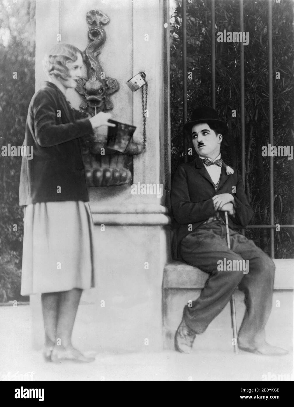 VIRGINIA CHERRILL as the Blind Girl and CHARLIE CHAPLIN as the Tramp in CITY LIGHTS 1931 written and directed by CHARLES CHAPLIN silent movie comedy with music score  Charles Chaplin Productions / United Artists Stock Photo