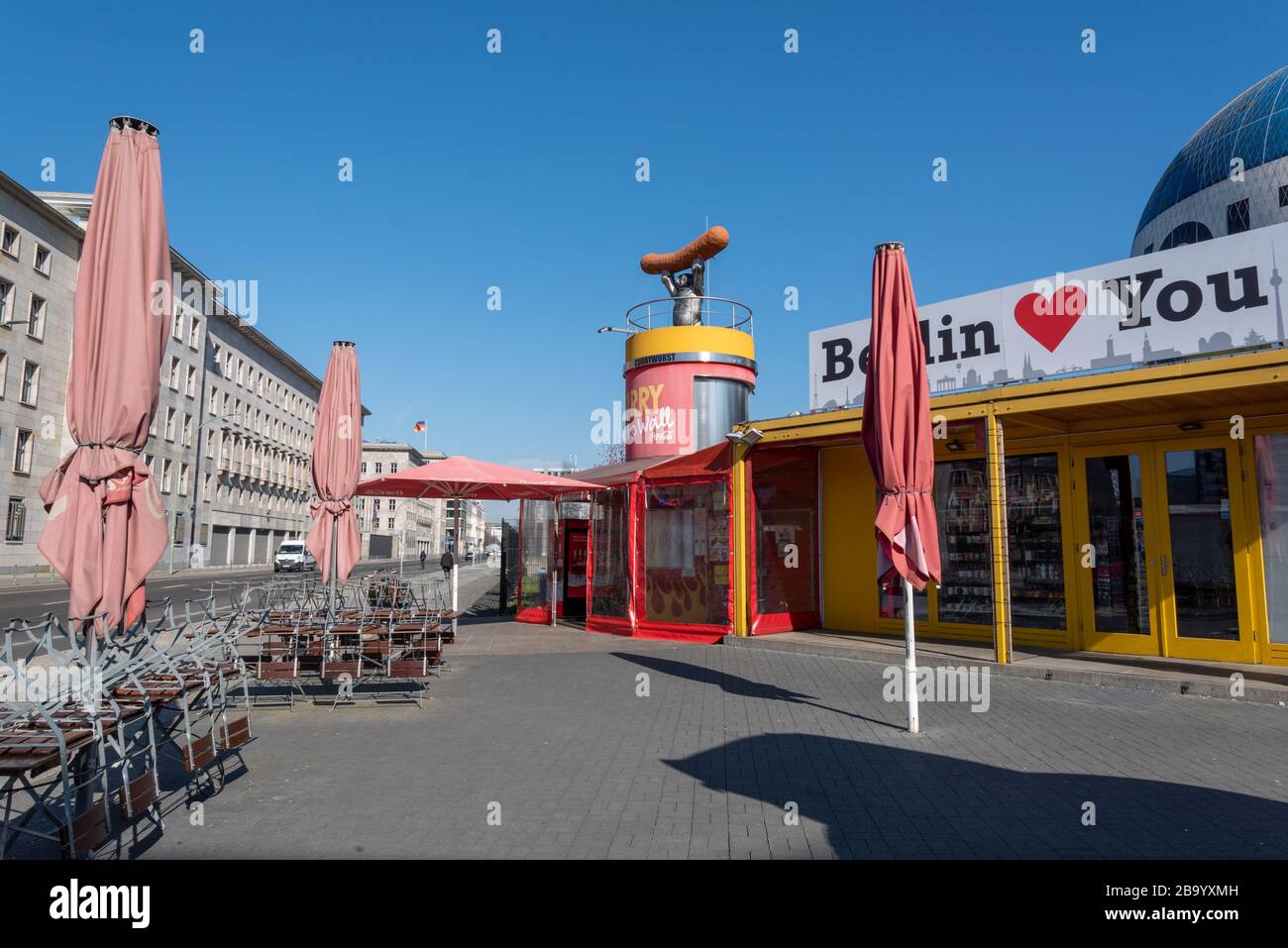 Deserted tourist souvenir shop in Berlin during coronavirus lockdown, Berlin, Germany Stock Photo