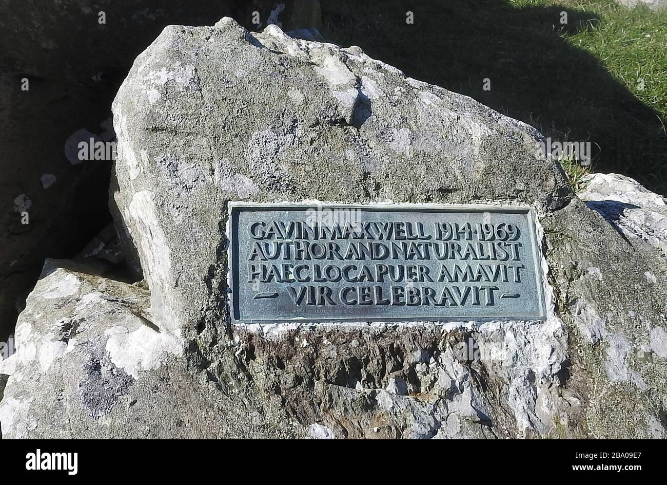 Maxwells Otter - A memorial plaque (Near the otter statue) to author and naturalist Gavin Maxwell 1914-1969, author of the book and later film 'Ring of Bright Water' near Monrieth, Wigtownshire, Scotland. The otter statue looks out over Front Bay Stock Photo
