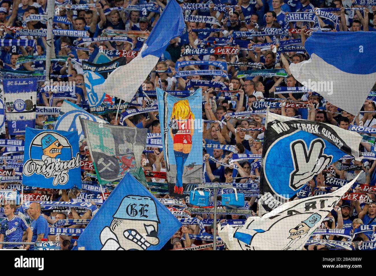 Schalke, Veltins-Arena, 24.08.19: Torwart Manuel Neuer (FC Bayern München) wird von den Schalker Fans mit einem Banner aufs Korn genommen im Spiel der Stock Photo