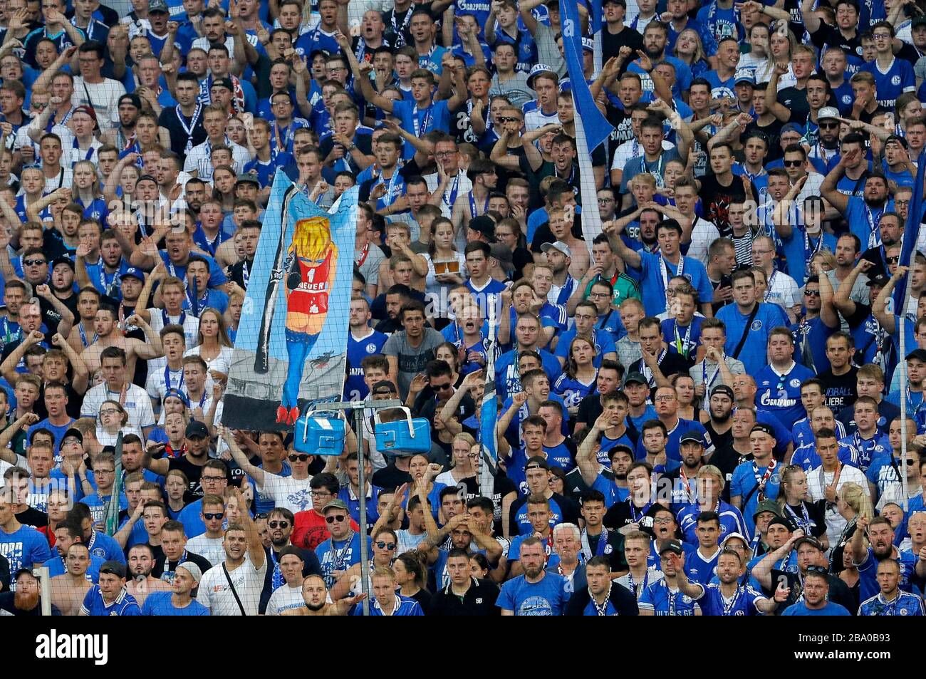Schalke, Veltins-Arena, 24.08.19: Torwart Manuel Neuer (FC Bayern München) wird von den Schalker Fans mit einem Banner aufs Korn genommen im Spiel der Stock Photo