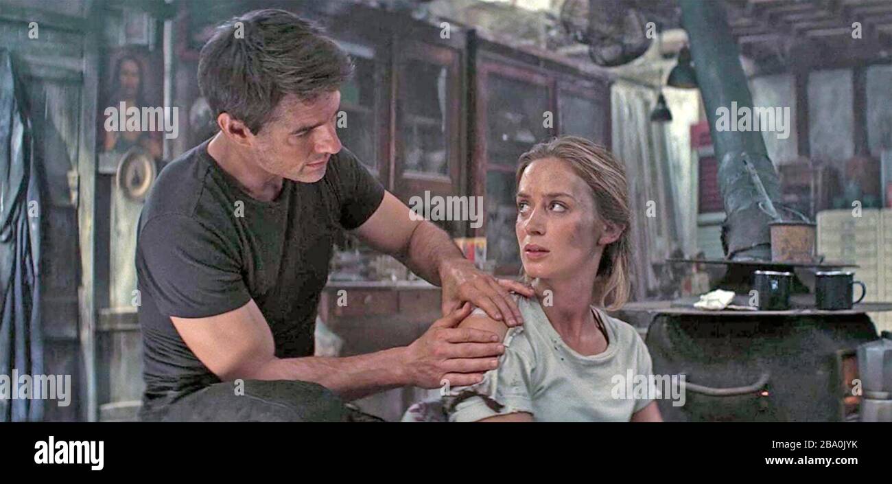 THE EDGE OF TOMORROW - LIVE DIE REPEAT 2014 Warner Bros film with Emily Blunt and Tom Cruise Stock Photo