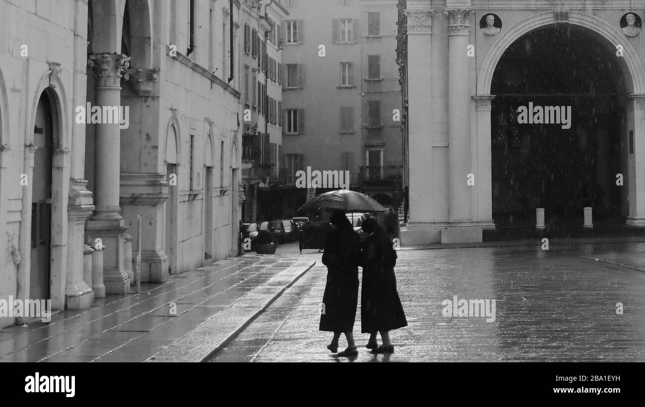 suore sotto la pioggia Stock Photo - Alamy