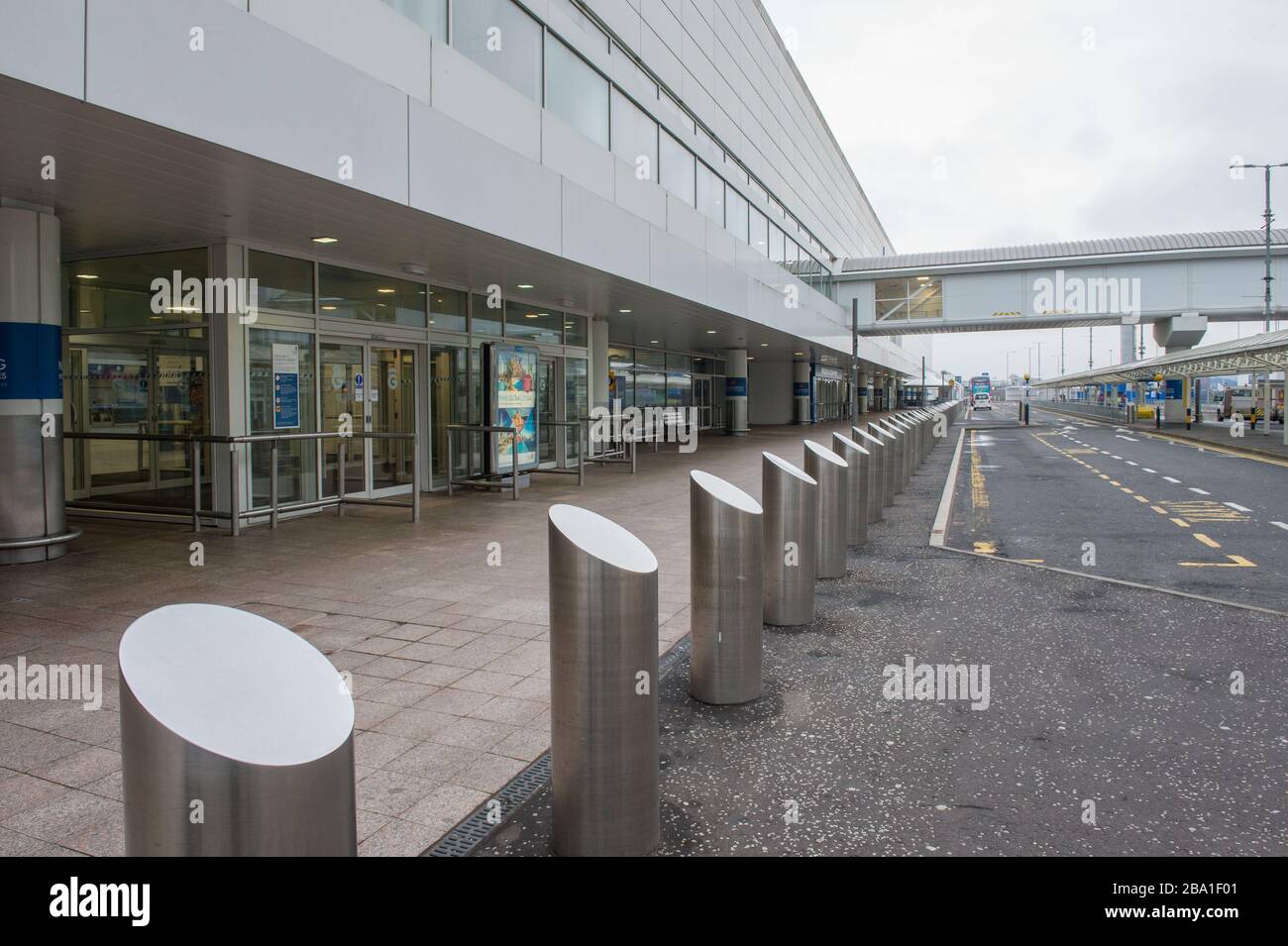 Glasgow, UK. 25th Mar, 2020. Pictured: Views the interior of Glasgow Airport passenger terminal showing the place deserted due to airlines suspending and cancelling flights due to the coronavirus pandemic. Credit: Colin Fisher/Alamy Live News Stock Photo