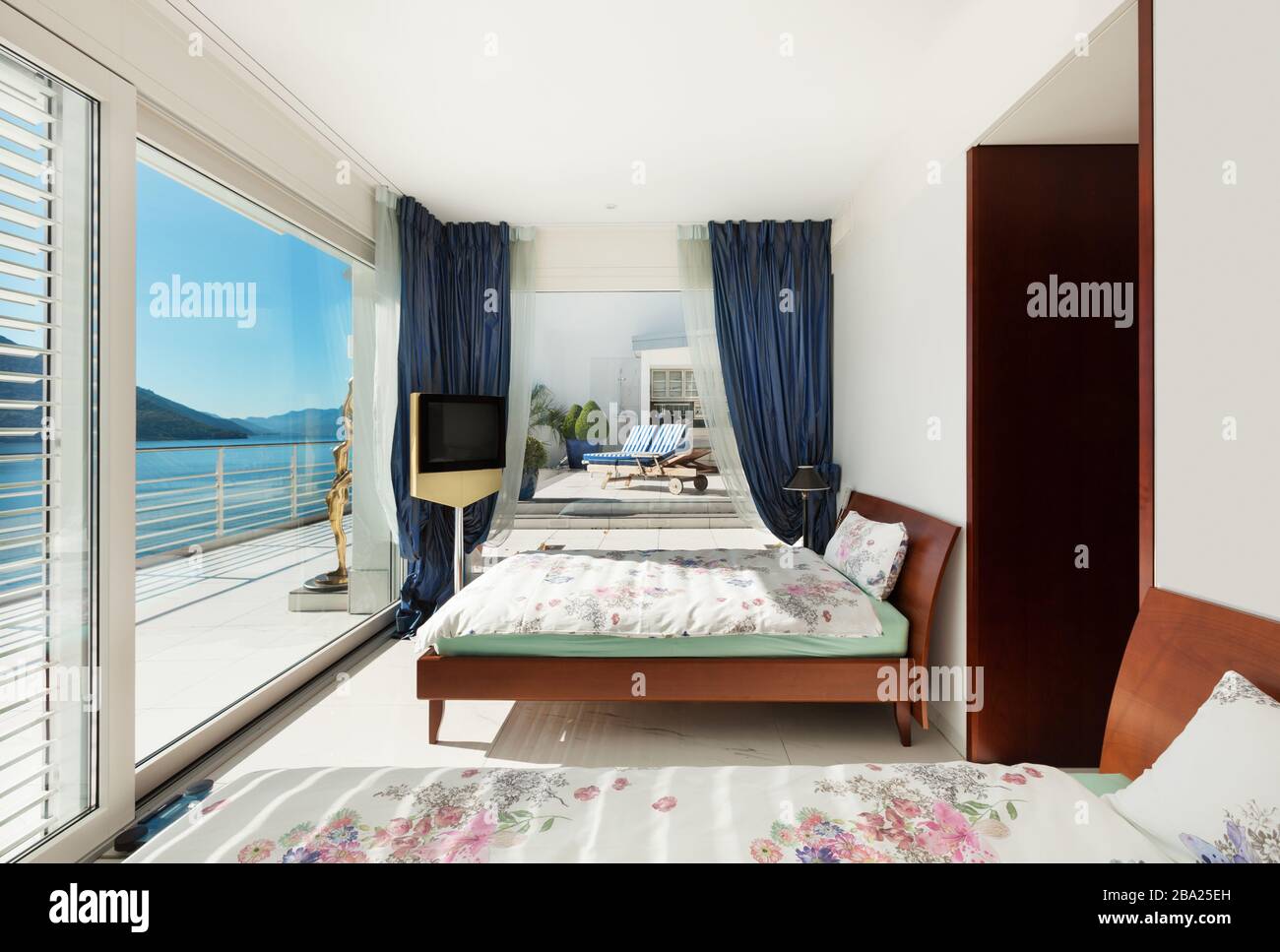 Modern interior design, comfortable bedroom Stock Photo - Alamy