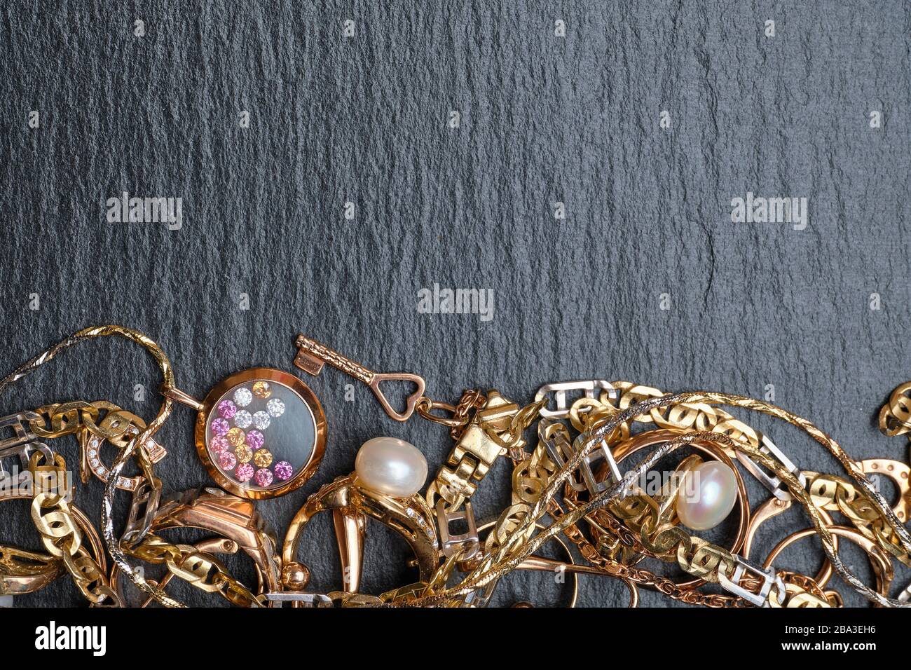 Antique jewelry chains hi-res stock photography and images - Alamy