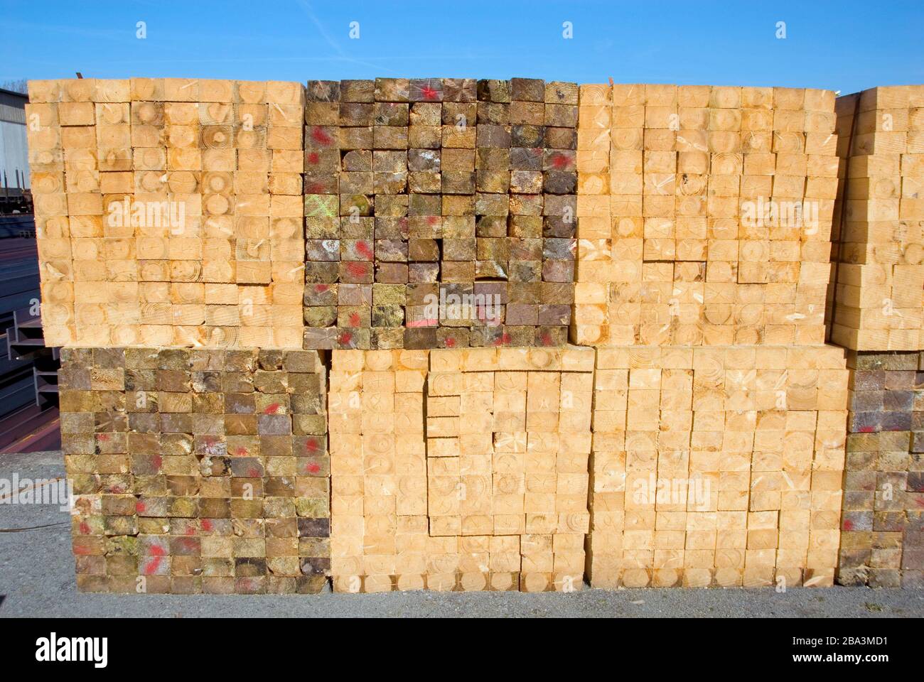 Deutschland, Niedersachsen, Peine, gestapeltes Holz am Hafen Stock Photo