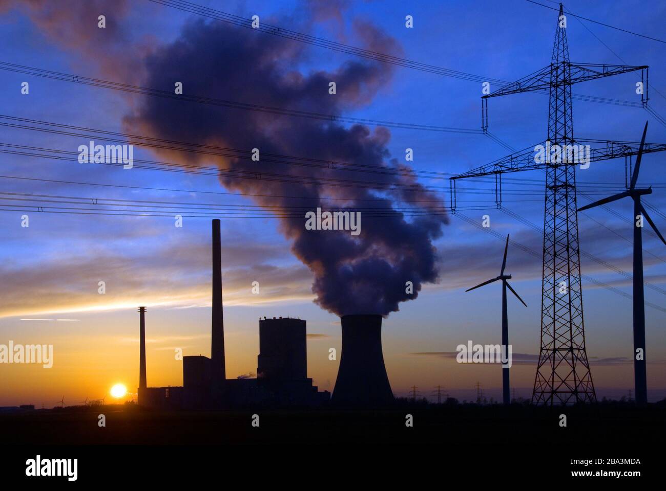 Deutschland, Niedersachsen, Kreis Peine, Mehrum, Kraftwerk Mehrum, Kohlekraftwerk, Steinkohlekraftwerk, Sonnenuntergang, geballte Energie Stock Photo