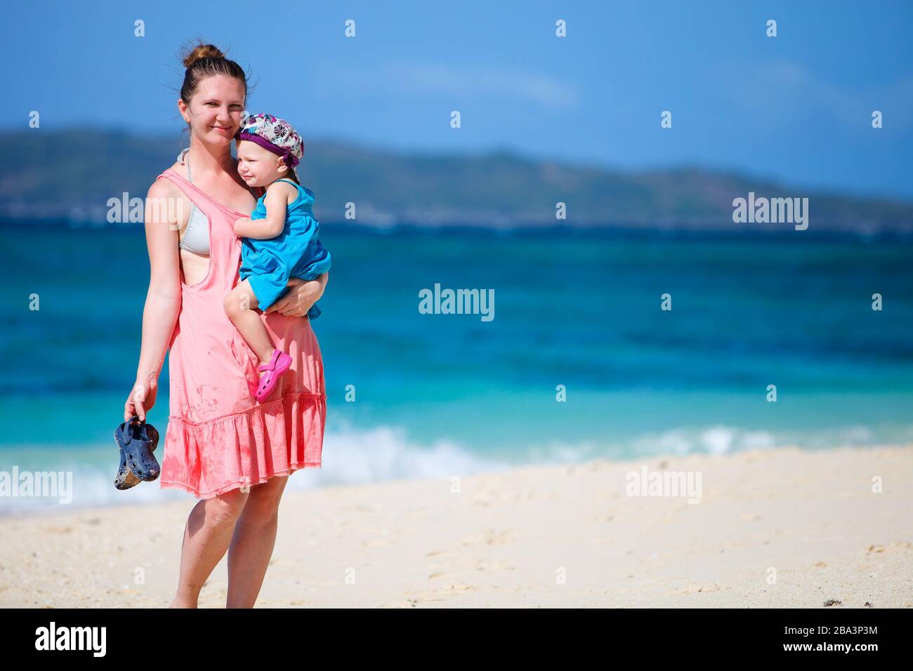 Boracay, Phillippinen, Insel, Frau mit Baby am Strand, MR: Yes Stock Photo
